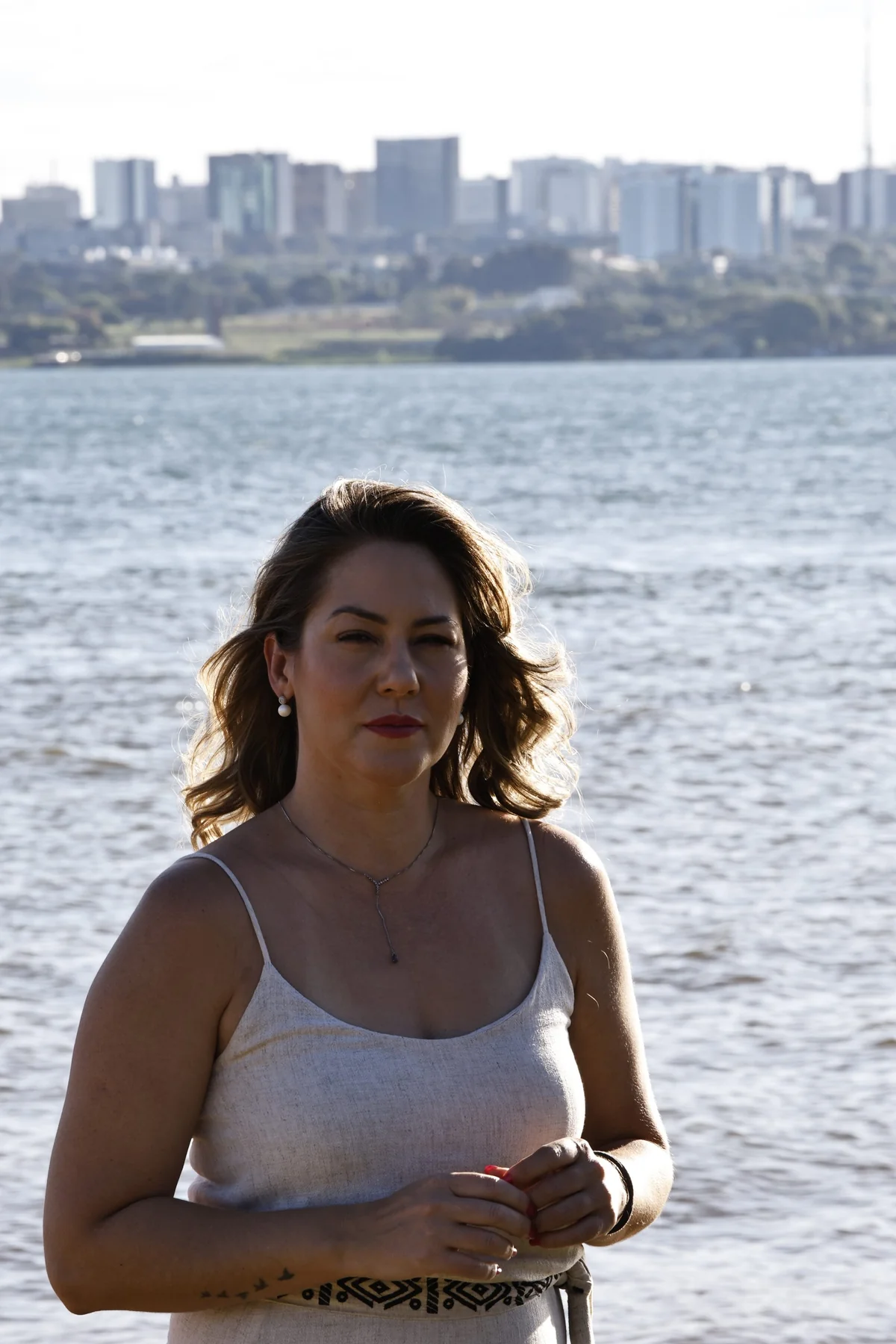 Retrato à beira do lago às 16h42, com sol alto e pose de frente, como saiu da câmera.